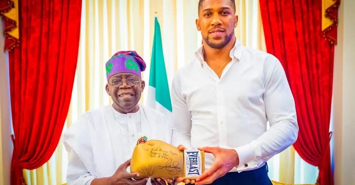 Tinubu ya jajanta wa zakaran damben boksin Anthony Joshua da mahaifiyar sa ta wayar tarho kan mummunan haɗarin da ya yi