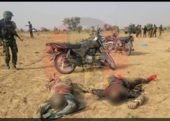 Tawagar motocin kwamandan rundunar soji ta daƙile mummunan kwanton ɓauna a Kebbi, ta hallaka ’yan ta’adda 5, ta ƙwace tarin makamai