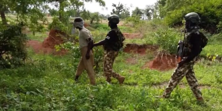 Sojoji sun kama ɗan Sudan da ake zargi da ta’addanci, sun cafke masu haɗa kai da ISWAP uku a Arewa